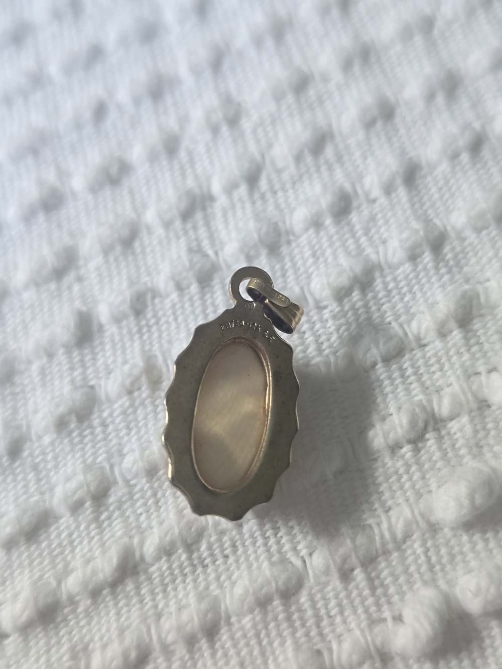 Gold Tone Oval Scalloped Pendant Charm